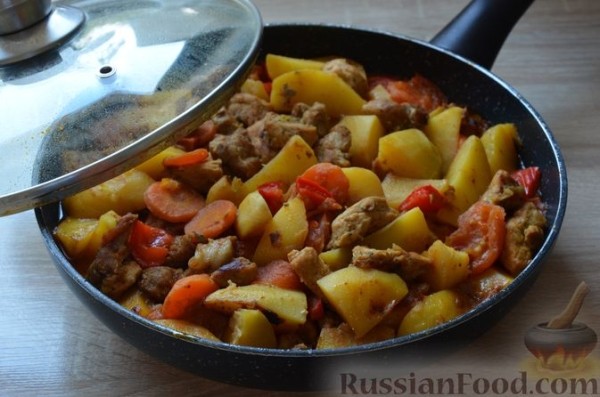 Жаркое из свинины с картошкой, помидорами и сладким перцем