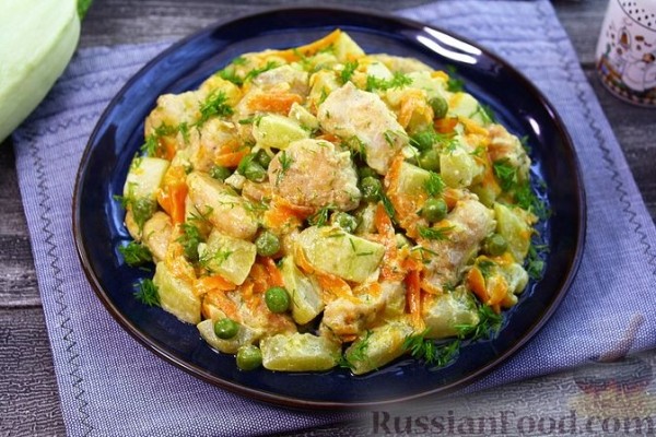 Курица с кабачками, зелёным горошком и сливками