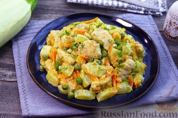 Курица с кабачками, зелёным горошком и сливками