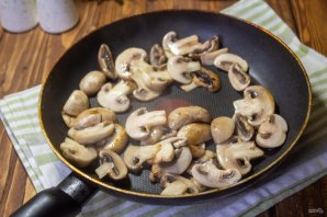 Салат с курицей, грибами и грецким орехом