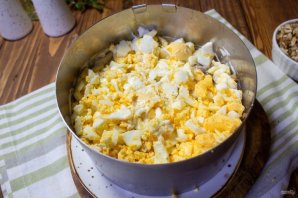 Салат с курицей, грибами и грецким орехом