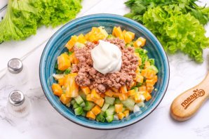 Салат с огурцом, сыром и тунцом