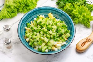 Салат с огурцом, сыром и тунцом