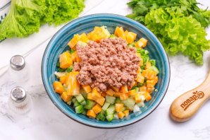 Салат с огурцом, сыром и тунцом