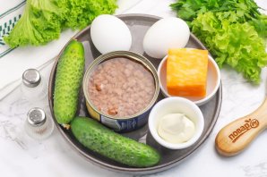 Салат с огурцом, сыром и тунцом