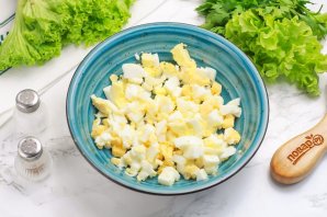 Салат с огурцом, сыром и тунцом