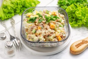 Салат с огурцом, сыром и тунцом
