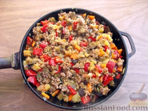 Рис с фаршем, баклажанами и кукурузой (на сковороде)