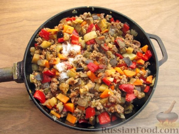 Рис с фаршем, баклажанами и кукурузой (на сковороде)