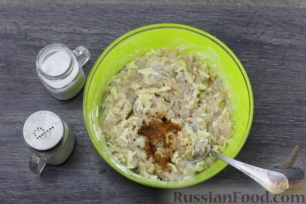 Рубленые куриные котлеты с плавленым сыром и сметаной