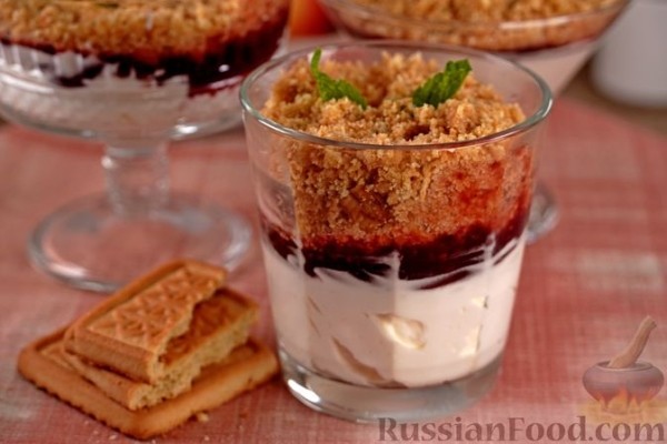 Десерт с печеньем, джемом и сливочно-сырным кремом