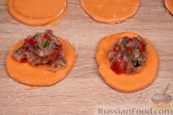 Томатная самса с фаршем и овощами (в духовке)