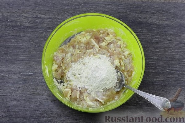 Рубленые куриные котлеты с плавленым сыром и сметаной