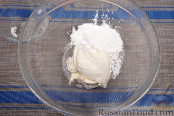 Десерт с печеньем, джемом и сливочно-сырным кремом