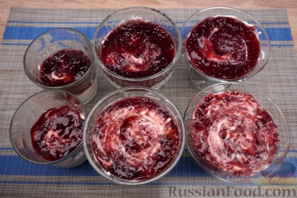 Десерт с печеньем, джемом и сливочно-сырным кремом