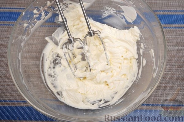 Десерт с печеньем, джемом и сливочно-сырным кремом