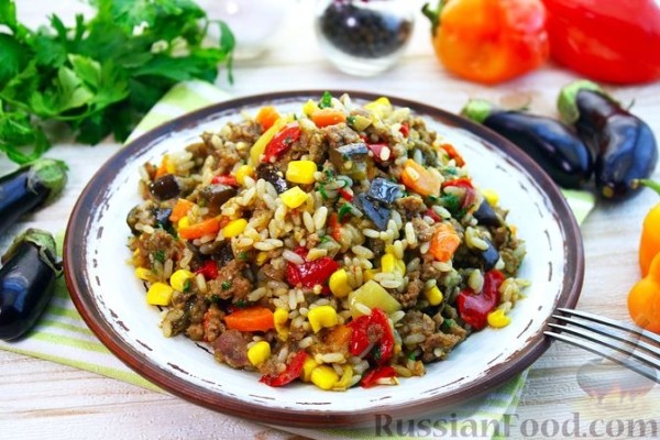 Рис с фаршем, баклажанами и кукурузой (на сковороде)
