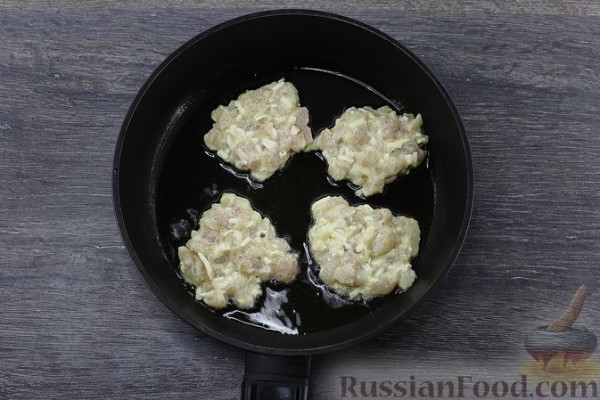 Рубленые куриные котлеты с плавленым сыром и сметаной