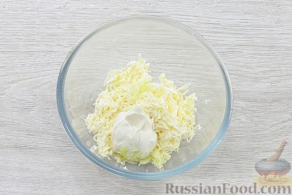 Закуска "Глаз дракона" из колбасы с сыром и оливками