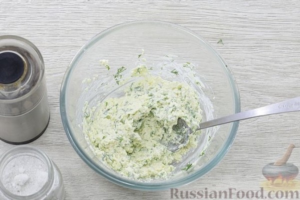 Закуска "Глаз дракона" из колбасы с сыром и оливками