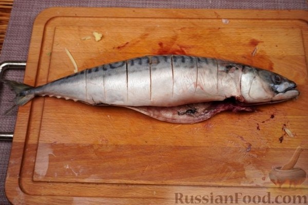 Запечённая скумбрия, фаршированная сыром (в пергаменте)
