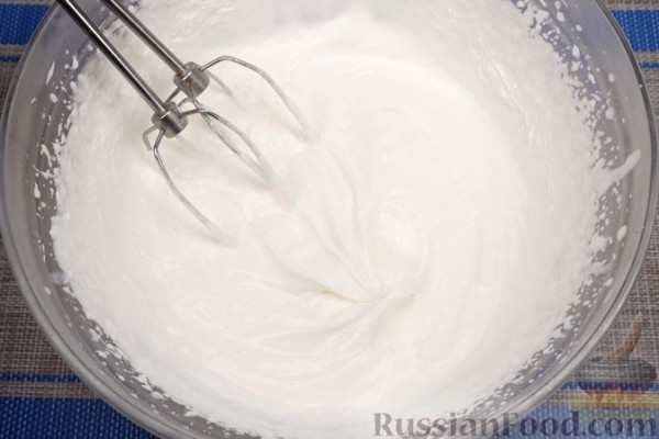 Десерт с печеньем, джемом и сливочно-сырным кремом