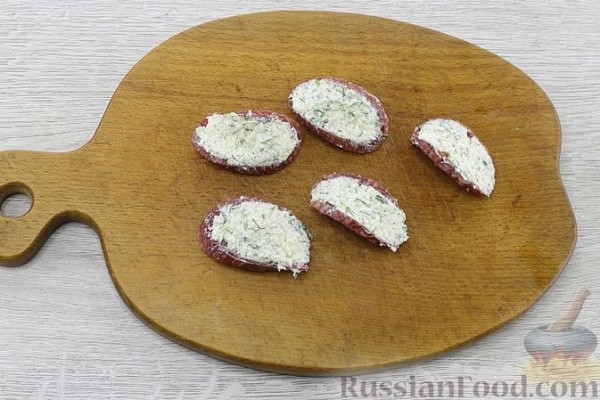 Закуска "Глаз дракона" из колбасы с сыром и оливками