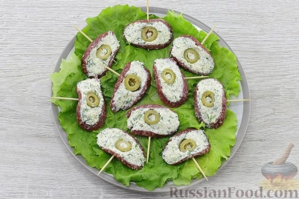 Закуска "Глаз дракона" из колбасы с сыром и оливками