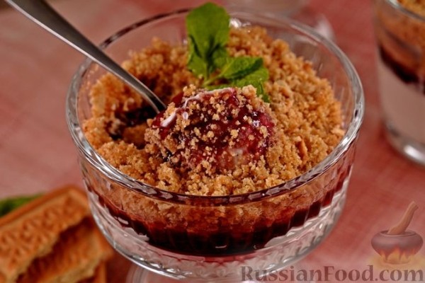 Десерт с печеньем, джемом и сливочно-сырным кремом