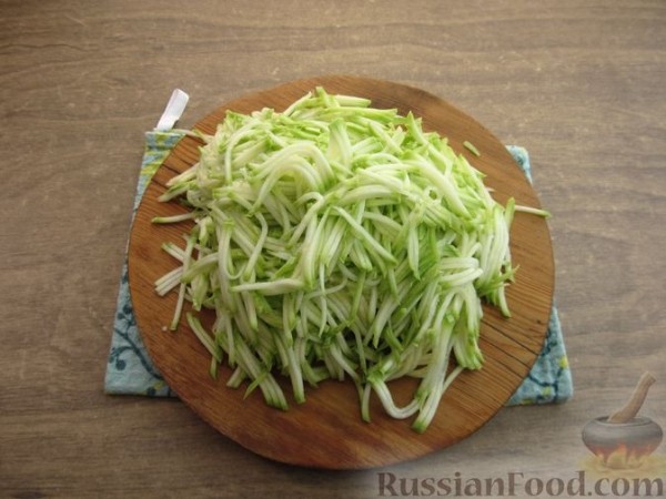 Слойки с кабачками, курицей и творожным сыром