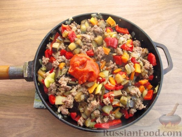 Рис с фаршем, баклажанами и кукурузой (на сковороде)