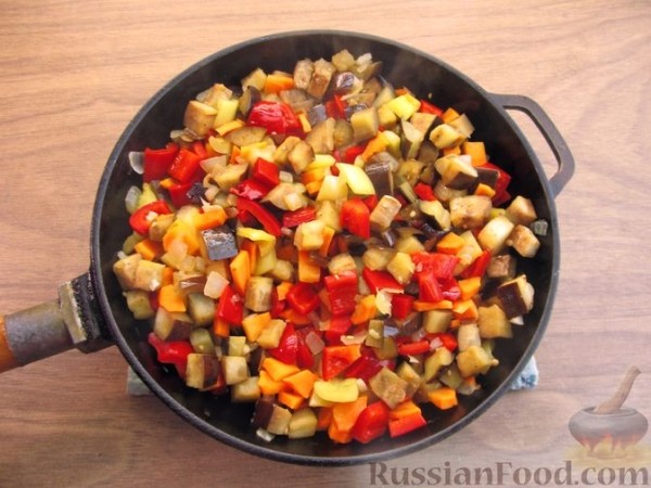 Рис с фаршем, баклажанами и кукурузой (на сковороде)