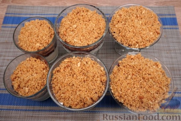 Десерт с печеньем, джемом и сливочно-сырным кремом