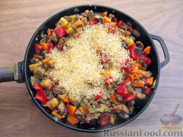 Рис с фаршем, баклажанами и кукурузой (на сковороде)