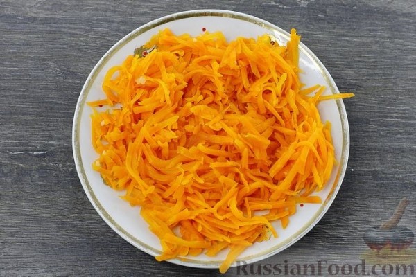 Слоёный салат с крабовыми палочками и свёклой