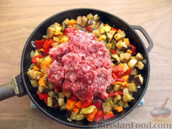 Рис с фаршем, баклажанами и кукурузой (на сковороде)