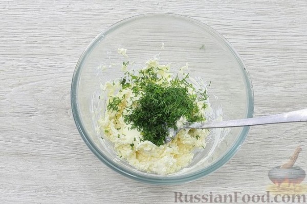 Закуска "Глаз дракона" из колбасы с сыром и оливками