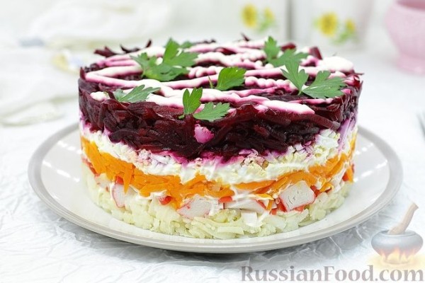 Слоёный салат с крабовыми палочками и свёклой