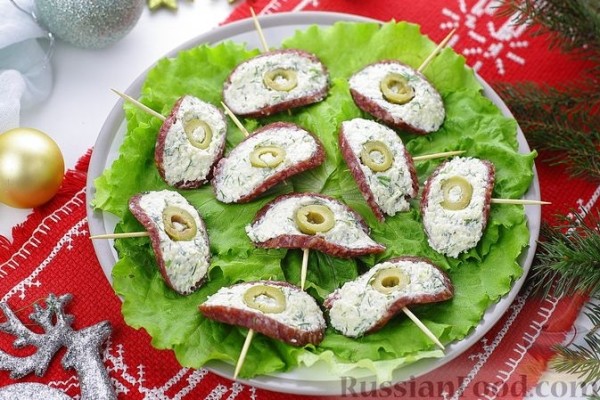 Закуска "Глаз дракона" из колбасы с сыром и оливками
