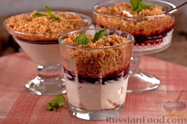 Десерт с печеньем, джемом и сливочно-сырным кремом