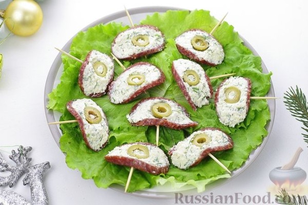Закуска "Глаз дракона" из колбасы с сыром и оливками