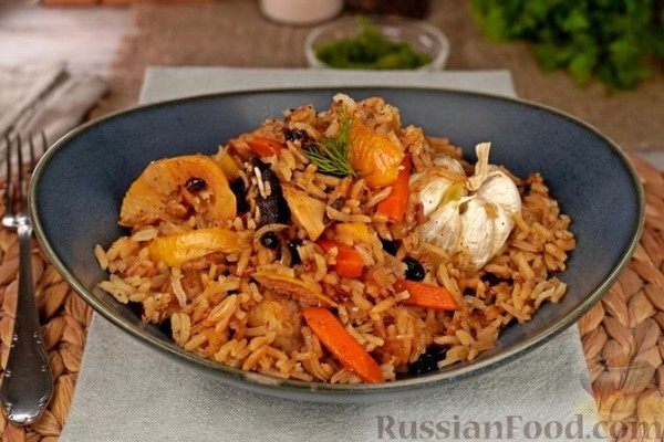 Плов с курицей, айвой и черносливом