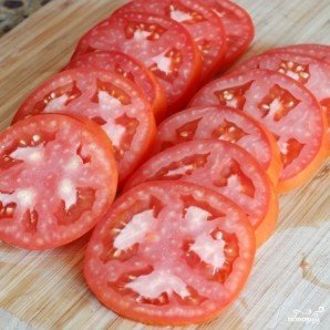 Пирог из слоеного теста с помидорами и базиликом