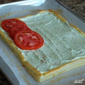 Пирог из слоеного теста с помидорами и базиликом