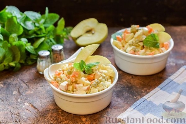 Салат "Оливье" с копчёной курицей и яблоком