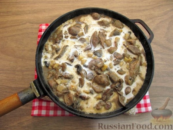 Куриная печень по-строгановски с грибами и сливками