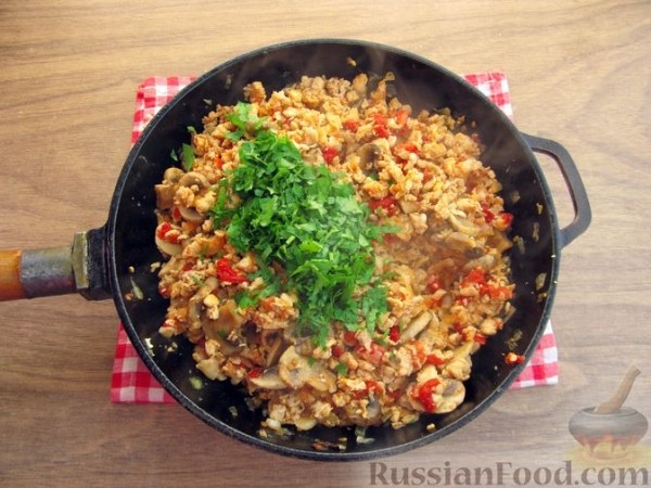 Мясная запеканка с грибами и овощным пюре