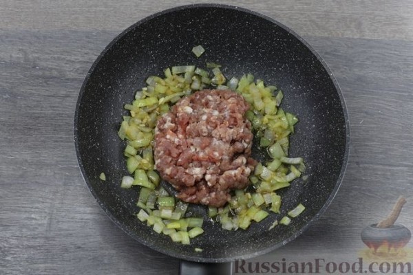 Макароны с фаршем и стручковой фасолью (на сковороде)