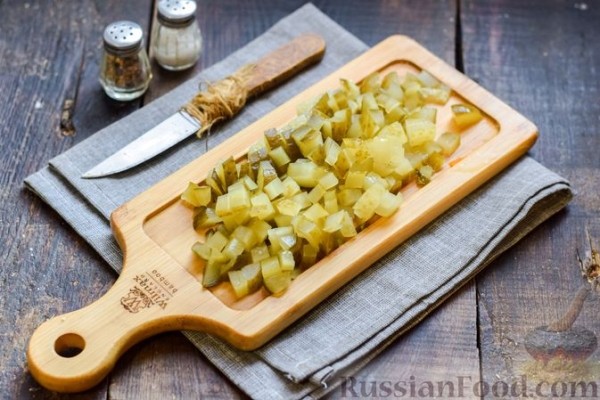 Салат "Оливье" с копчёной курицей и яблоком