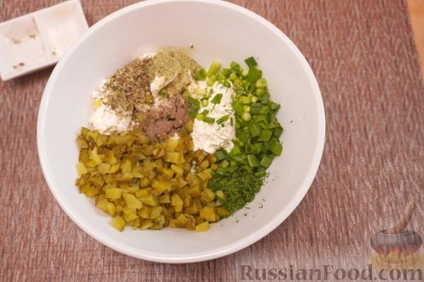 Булочки с творогом, печёным сельдереем и маринованными огурцами